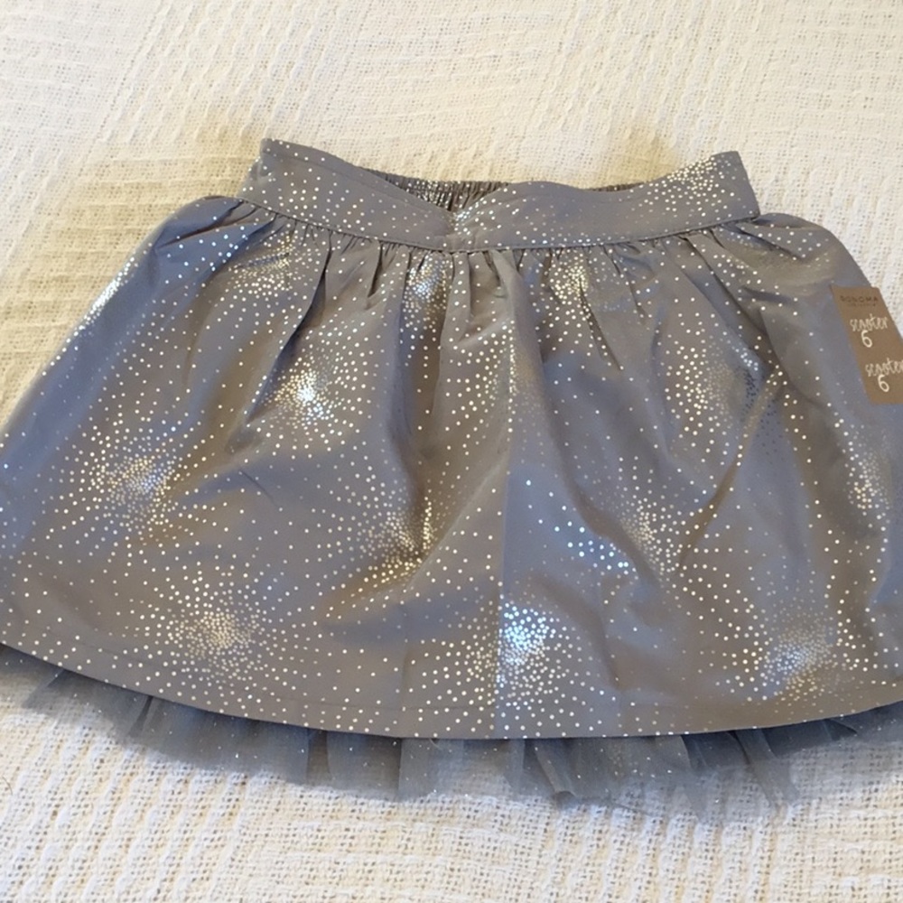 NWT Girls size 6 skirt. Silver in color